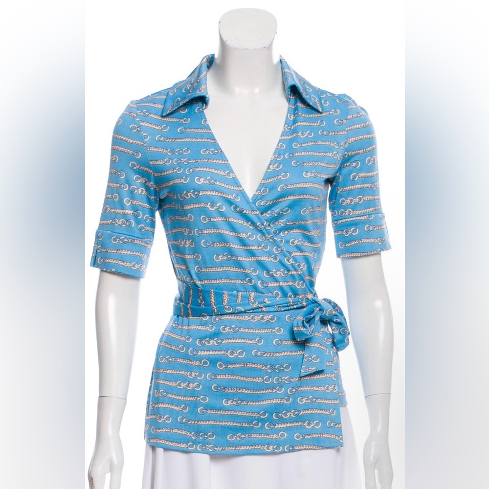 Diane von Furstenberg Jillianna Blue and White
Vintage Top Size 8 100% Silk